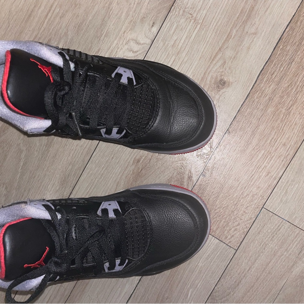 Kids air Jordan 4 retro size 3y it have the slows see pics receipt there as well